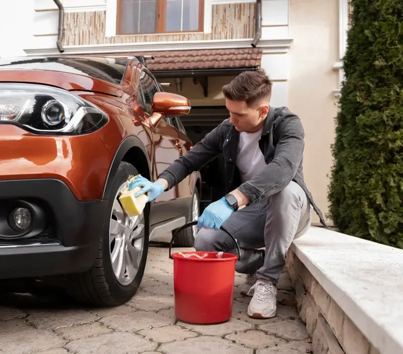 Lavage auto à domicile Lamothe-Cumont : professionnel intervenant sur un véhicule